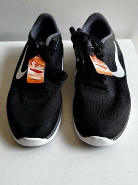 Brand New Women's Nike Running Shoes Size 6.5 Black, White, Grey